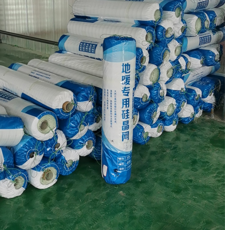 硅晶网采料天然，生产过程中不会产生过多的废料和废气，环保性无可比拟；裁剪方便，可自由组合，提高施工效率；硅晶网是非金属材质，可完全避免锈蚀和划伤管道，保证了地暖管道的使用寿命。