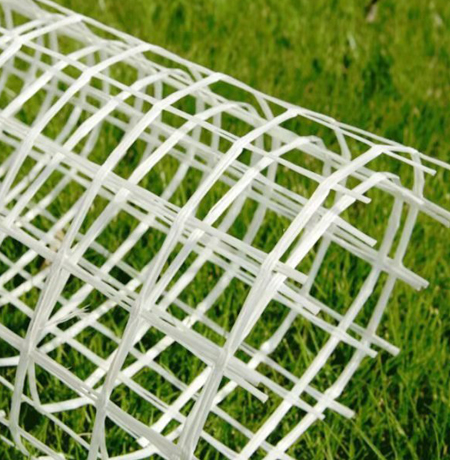 硅晶网以玻璃纤维无碱无捻粗纱为主要原料，采用一定的编织工艺制成的网状结构材料，为保护玻璃纤维和提高整体使用性能，经过特殊的涂复处理工艺而形成新型优良的地暖基材。