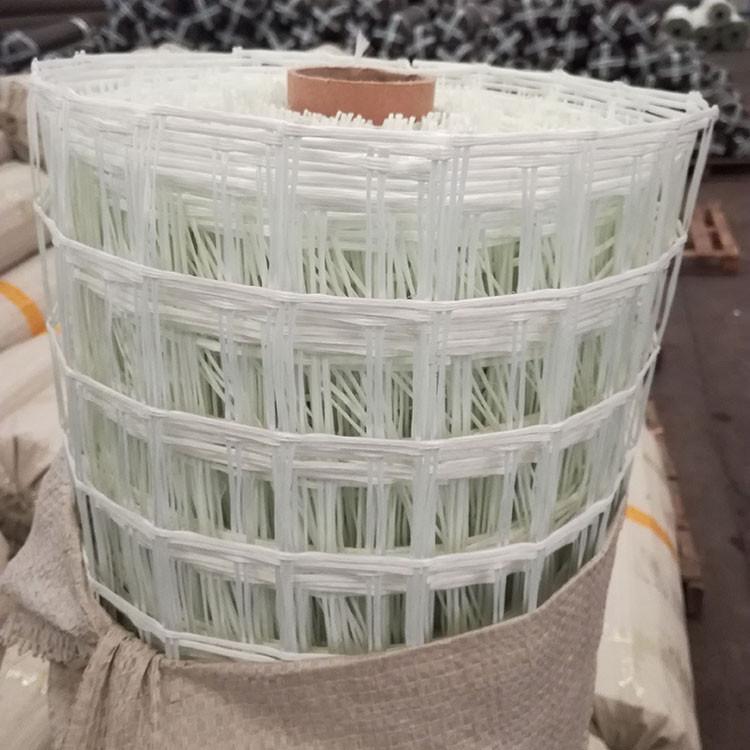 硅晶网性能稳定，并具有强度大、模量高，很高的耐磨性和优异的耐寒性，无长期蠕变，热稳定性好，网状结构使集料嵌锁和限制，提高混合料的承重能力，表面涂有特殊PVC涂层使其具有两重的复合性能，既有玻璃纤维的优异性又有与混合料的相容性，提高了网子的耐磨性及抗剪切能…